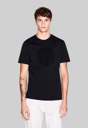 Schwarzes Baumwoll-T-Shirt mit einem runden grafischen Motiv aus Text in Dunkelgrau, kurzen Ärmeln und Rundhalsausschnitt. Glatte Textur.