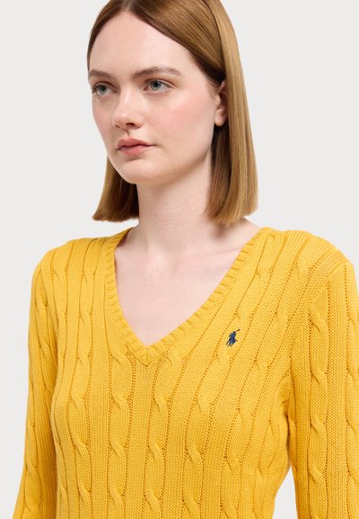 Polo Ralph Lauren CABLE KNIT COTTON V NECK SWEATER - Džemperis - gold bugle