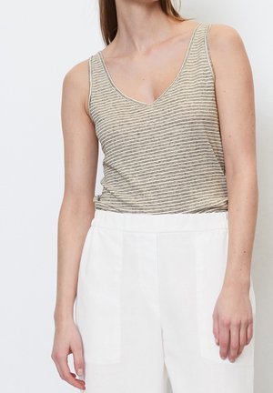 Beige tanktop med sorte striber, rund halsudskæring, tynde stropper og en afslappet pasform, kombineret med løse hvide bukser. Glat stoftekstur.