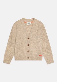 Beige strikket cardigan med blandede teksturmønstre, fire brune knapper, V-hals, lange ermer, og en liten rød merkeetikett nær kanten.