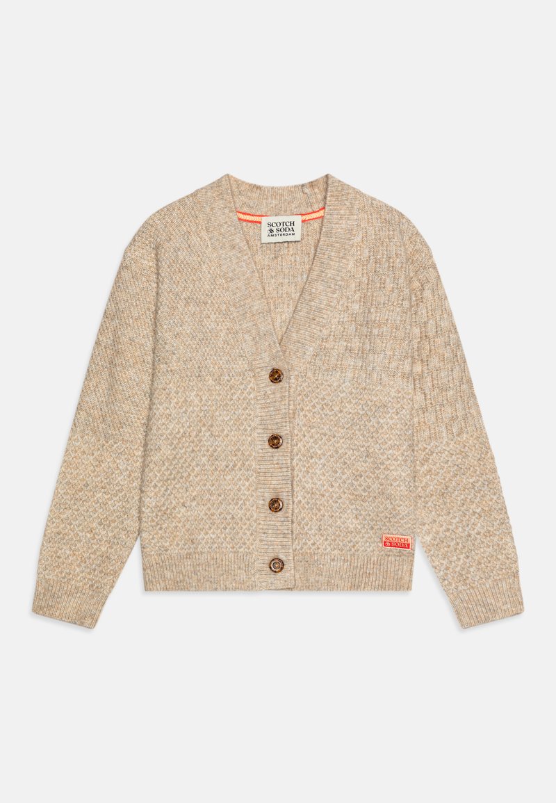 Beige strikket cardigan med blandede teksturmønstre, fire brune knapper, V-hals, lange ermer, og en liten rød merkeetikett nær kanten.