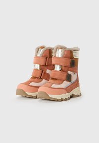 Botas infantiles marrones y rosas con dos correas de velcro, parte superior forrada con felpa y suelas de goma texturizadas con un diseño robusto.