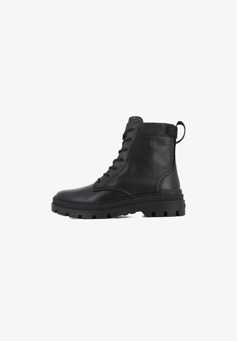 Bottines en cuir noir avec un bout arrondi, lacets à l'avant et semelle en caoutchouc épaisse. Équipées d'une languette au talon et d'une texture lisse.