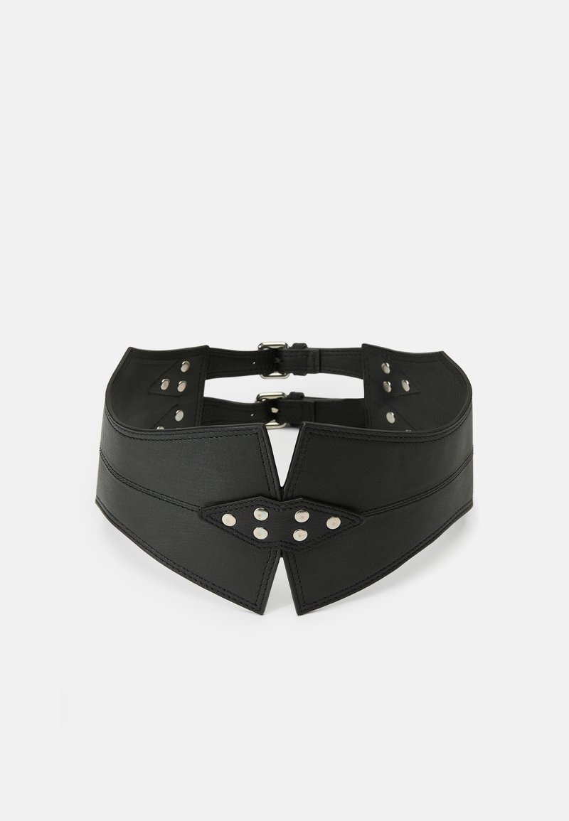 Cinto corset de couro preto com design amplo e angular, apresentando tachas prateadas e acessórios correspondentes. Textura lisa com costura detalhada.