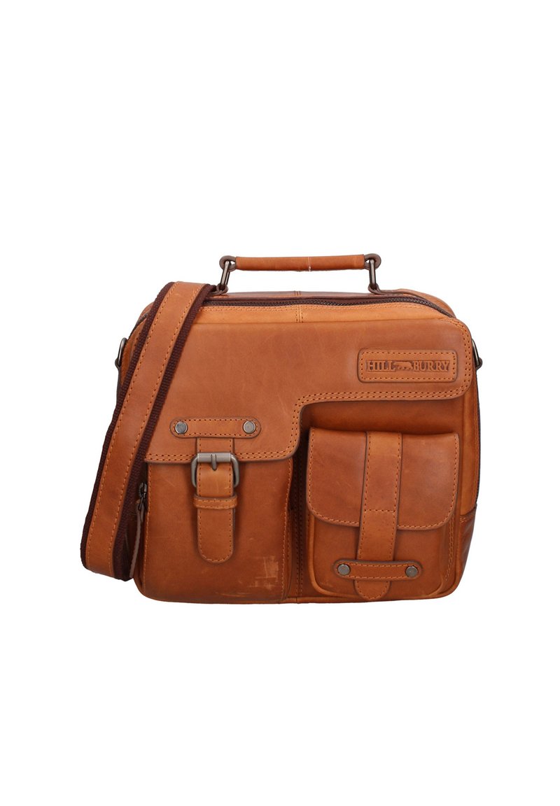 Bruine leren schoudertas met een ritssluiting, een handvat bovenop, een verstelbare schouderriem en een voorflapzak met een gesp detail.
