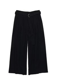 Zwarte wijde broek met een soepele textuur, voorzien van een ceintuur met een metalen ringgesp. Zichtbare stiksels accentueren het ontwerp.