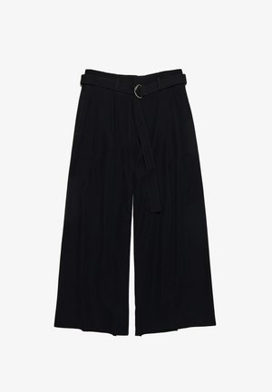 Zwarte wijde broek met een soepele textuur, voorzien van een ceintuur met een metalen ringgesp. Zichtbare stiksels accentueren het ontwerp.