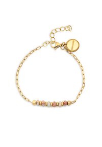 Pulsera de cadena de oro que presenta cuentas de colores mixtos, incluyendo formas hexagonales y redondas, con un cierre ajustable y un charm de marca.