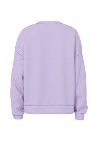 Levendulalila színű hosszú ujjú pulóver hátulról, laza vállakkal és bordázott mandzsettákkal és szegéllyel.