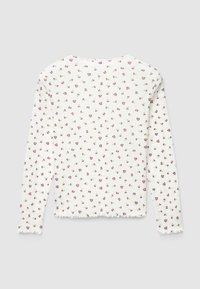 Top a maniche lunghe bianco con un motivo ripetuto di piccoli fiori rosa e foglie verdi. Presenta un design corto con bordi dell'orlo sfrangiati.