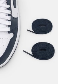 Jordan AIR JORDAN 1 MID - Baskets montantes - white/metallic gol/obsidian