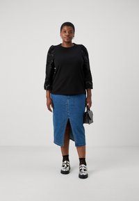 ONLY Carmakoma CARROSANNA O NECK MIX  - Ikdienas džemperis - black