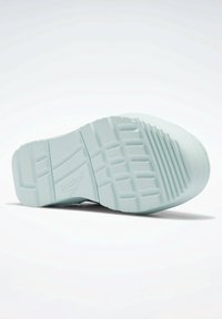 Jasnoniebieska podeszwa sportowych butów z teksturowanym wzorem gripu, z wytłoczonym logo Reebok. Gładkie wykończenie z podniesionymi sekcjami dla lepszej przyczepności.