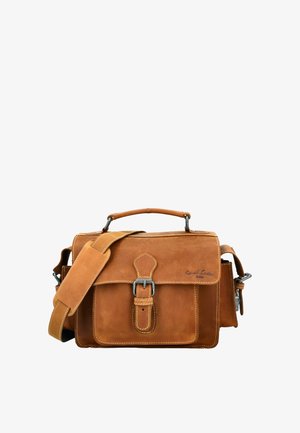 Bruine leren schoudertas met voorsluiting, bovenhandvat, gevoerde schouderriem en zijzakken op witte achtergrond.