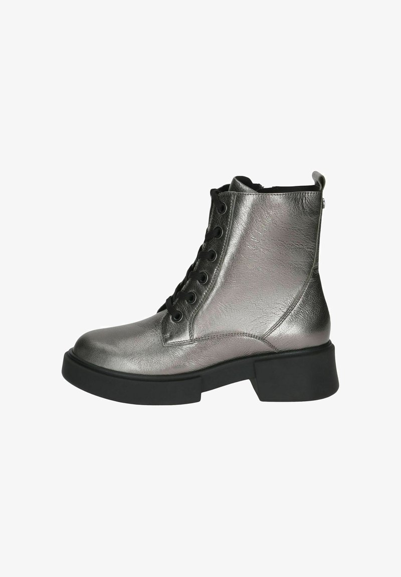 Botín plateado metálico con una textura suave, parte delantera con cordones, puntera redonda y suela negra gruesa. Incluye una cremallera en el lateral.