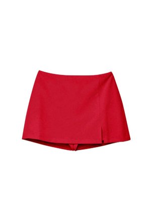 Skort rosso con una leggera spacco laterale, che combina l'aspetto di una gonna con pantaloncini incorporati sotto.