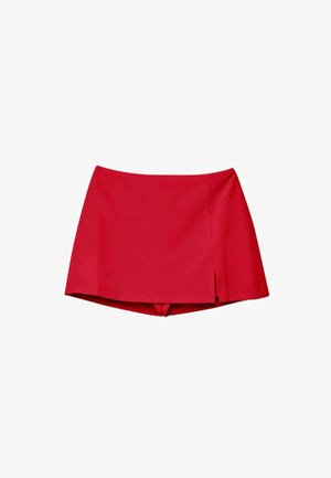 Rød skort med en let sideslids, der kombinerer udseendet af en nederdel med indbyggede shorts under.