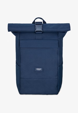 Marineblå rulle-top rygsæk lavet af slidstærkt stof, med en frontlomme, justerbare stropper og en klaplukning. LARKSON-logoet synligt.