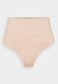 Hochgeschnittener, hautfarbener Tanga aus glattem Material, mit nahtlosem Design und breitem Bund für maximalen Komfort.