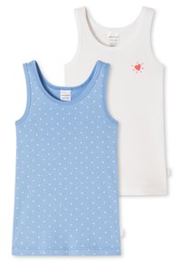 Dvě tílka: jedno světle modré s bílými puntíky a druhé bílé s malou růžovou grafikou srdce. Obě mají jemnou bavlněnou látku.