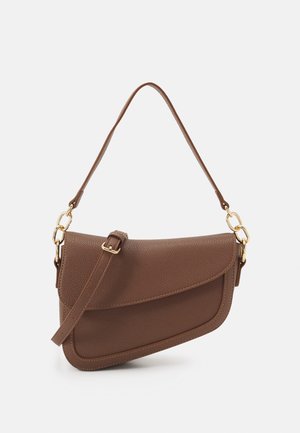 Sac à épaule en cuir texturé marron avec fermeture à rabat, sangle réglable et maillons de chaîne dorés sur fond clair.