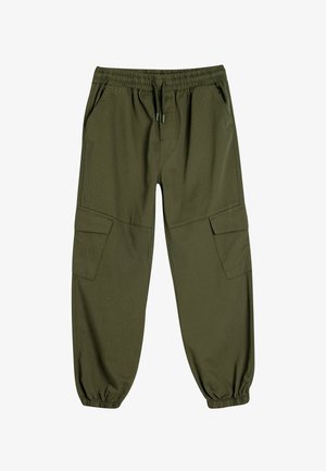 Pantaloni cargo verde oliva realizzati in un tessuto resistente, con vita elastica, tasche laterali e polsini elastici alle caviglie.