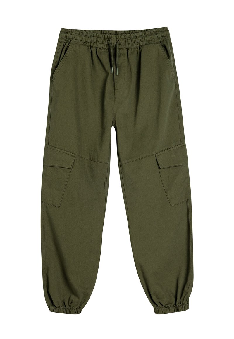 Olijfgroene cargobroek van stevige stof, met een elastische tailleband, zijzakken en elastische boorden bij de enkels.