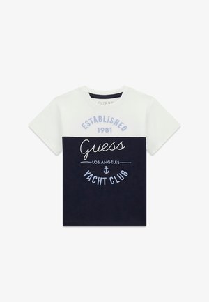 T-shirt a maniche corte bianca e blu navy a blocchi di colore con la scritta "Guess Los Angeles Yacht Club" e "Established 1981" e un motivo grafico con ancora.