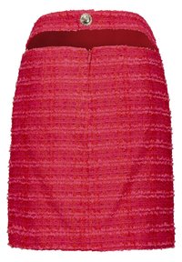 Röd tweedkjol med texturerad yta, strukturerad form, sidodragkedja och dekorativ silverknapp vid midjan.