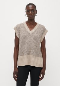 Beige pletený top bez rukávů s véčkovým výstřihem, s texturovaným tělem a ribbed lemem. Měkký, pohodlný materiál s kontrastními odstíny.