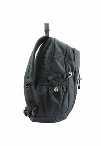 Mochila negra con un tejido duradero, correas acolchadas, bolsillo lateral y un logo de reciclaje. Incluye un compartimento principal y cierres ajustables.