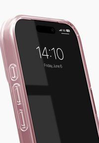 Gjennomsiktig mobildeksel i gjennomsiktig rosa, som viser mobilskjermen med tid og dato. Inkluderer synlige åpninger for knapper og har en glatt tekstur.