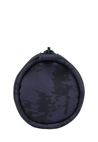 Borsa in tessuto rotonda di colore blu scuro con un sottile motivo camouflage, dotata di una cerniera nera e una finitura liscia al tatto.