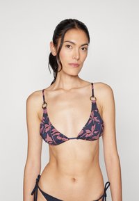 Marineblå blomster-bikinitopp med trekantede kopper, justerbare stropper og gullakenter. Har et blomsterdesign i nyanser av rosa.
