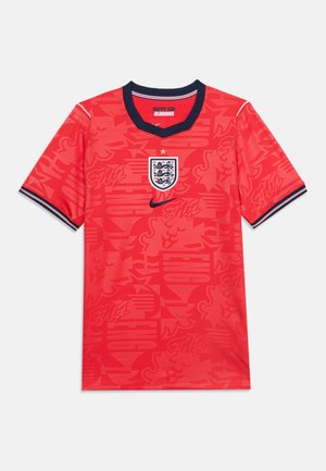 Rød engelsk fodboldtrøje med navy krave, hvide kanter, Englands våbenskjold med stjerne og subtile grafiske mønstre på stoffet.