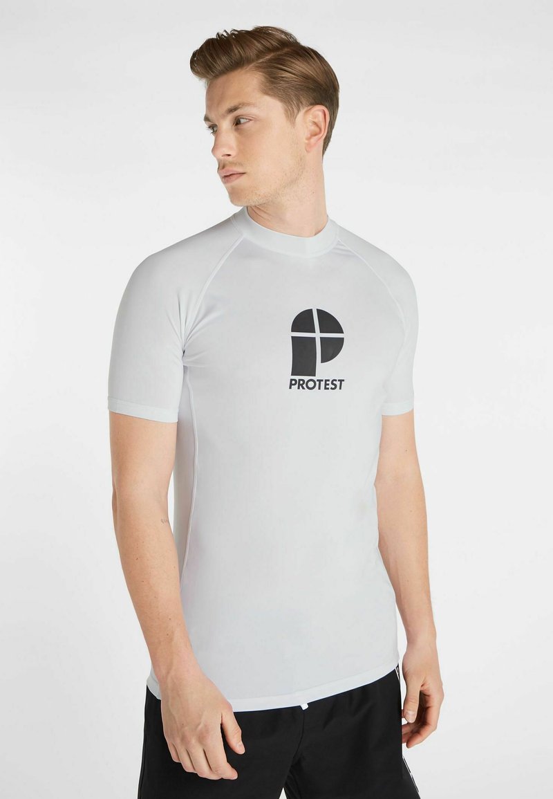 Maglietta a maniche corte bianca in tessuto elasticizzato, con il logo nero "PROTEST" sul petto e un design aderente.