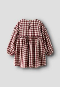 Blusa a cuadros roja y crema con mangas largas abullonadas, cintura fruncida, cierre de botones en la parte trasera y acentos con volantes en las mangas.