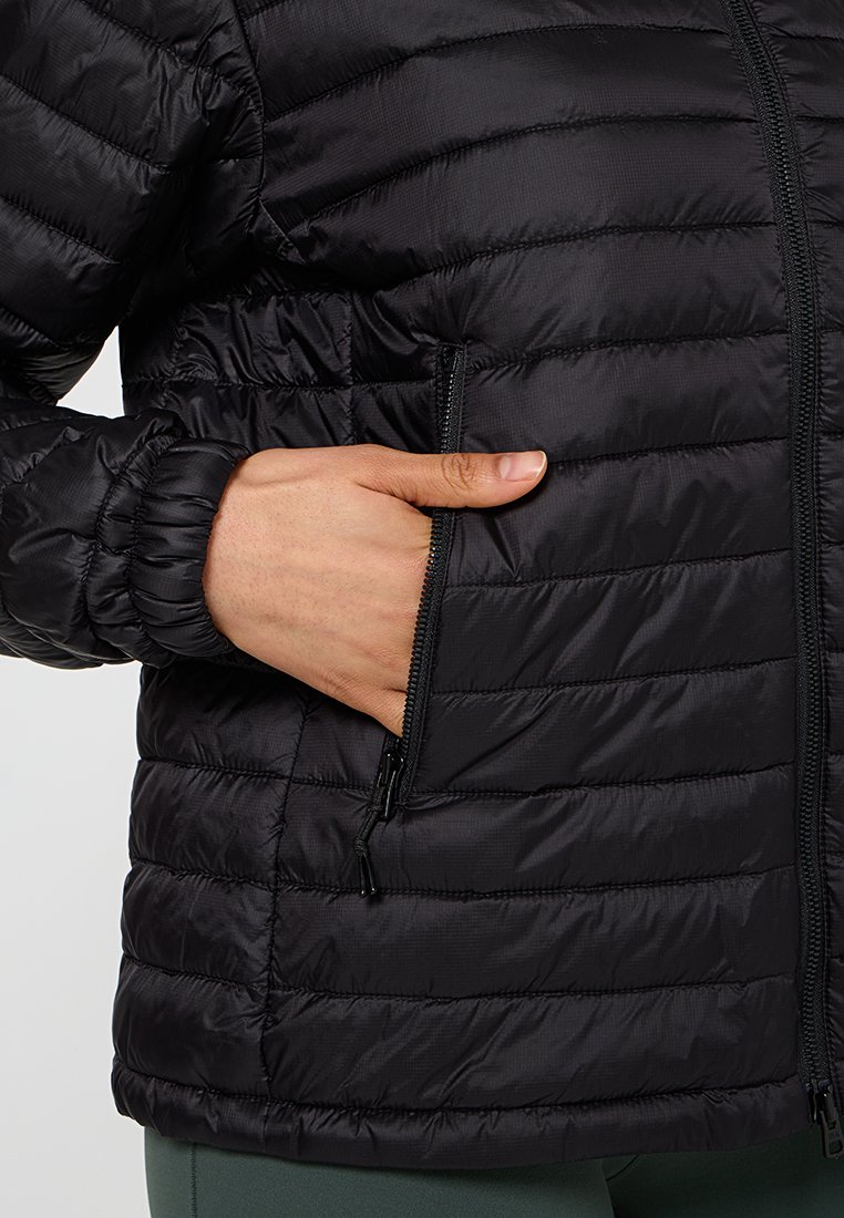 Schwarze Pufferjacke mit horizontalen Nähten, seitlichem Reißverschluss und elastischen Bündchen. Leichter Stoff mit glatter Textur.