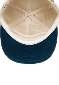 Cappellino da baseball con visiera in suede blu navy, interno in tessuto beige e retro in rete. Presenta un motivo di cucitura centrale e fori di ventilazione.