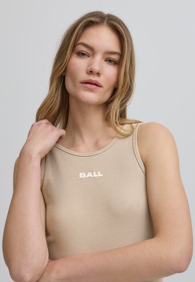 Beige ribbed Tanktop mit rundem Ausschnitt, versehen mit weißem "BALL"-Text auf der Brust. Glatte Textur, figurbetontes Design und ärmelloser Stil.