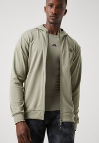 adidas Performance TRAIN ESSENTIALS CAMO FULL ZIP - Chaqueta de entrenamiento - silver pebble