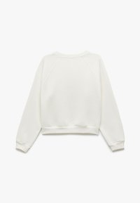 Sudadera blanca con puños y bajo de canalé. Presenta un cuello redondo y mangas raglán. Textura suave, diseño liso, sin logotipos ni patrones visibles.