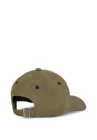 Gorra de béisbol color verde oliva con visera curva, tejido texturizado, ojales negros y ajuste con hebilla de metal en la parte posterior.