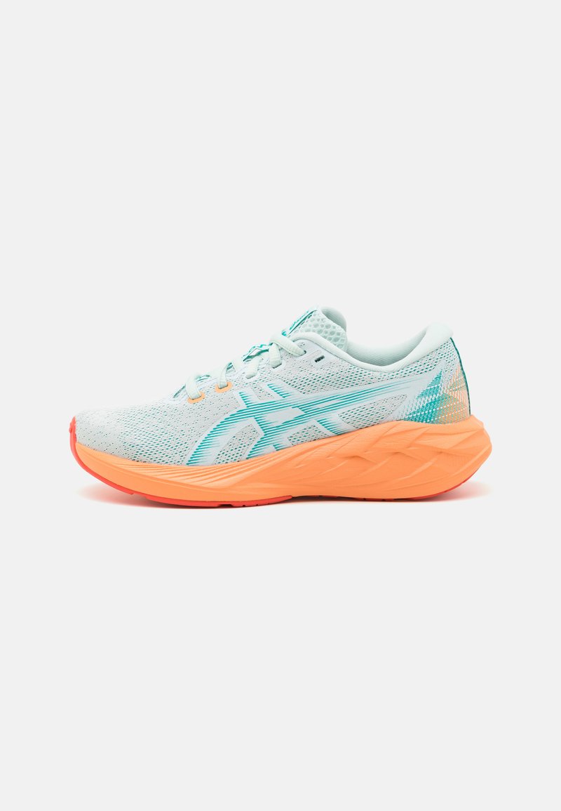 Baskets de sport bleu clair avec une tige en maille, accents turquoise et une semelle orange texturée. Comprend des lacets et un col rembourré pour le confort.