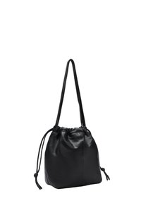 Borsa a secchiello nera in pelle con una texture liscia, tracolla regolabile e dettagli con nappine laterali.