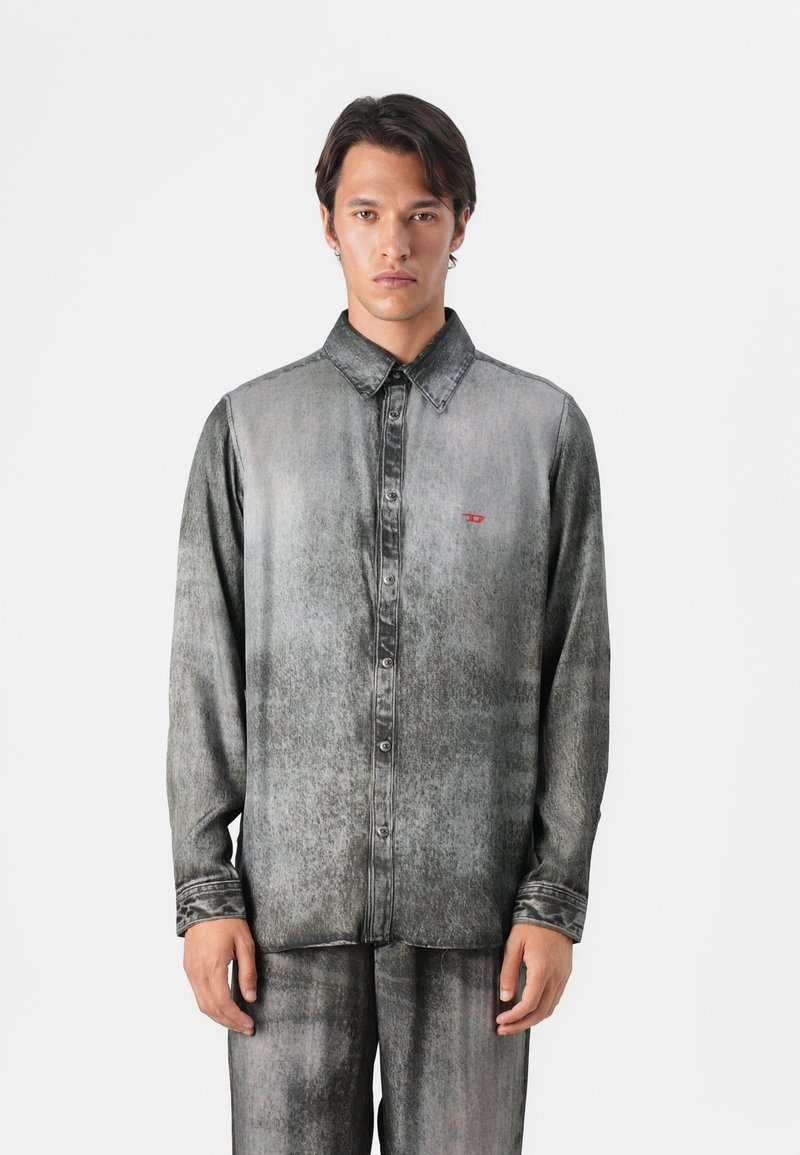Grijze button-up shirt met een kraag, met een gemêleerde textuur en subtiele gradient. Rode logo-detail op de linkerborst.