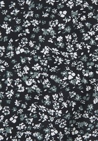 Tissu noir recouvert d'un délicat motif floral composé de fleurs blanches et grises, de tailles et de formes variées, avec une surface douce et texturée.