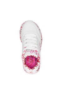 Sneaker bianca con tomaia perforata, fodera a motivo rosa e logo rosa sulla soletta. Presenta una suola testurizzata e a motivo.