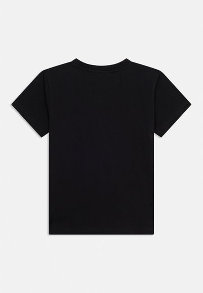 Απλό μαύρο κοντομάνικο T-shirt με στρογγυλή λαιμόκοψη, απλωμένο επίπεδα και δείχνει την πίσω πλευρά, χωρίς ορατά λογότυπα ή σχέδια.