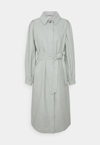 Manteau mi-long gris clair avec un col, des épaules bouffantes, une ceinture à nouer à la taille et des poches avant. Fabriqué en tissu doux.